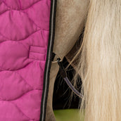 Velder Horsewear Premium Couverture de Concours Satin Glow Dutch Raspberry Velder Horsewear Premium Couverture de Concours Satin Glow Dutch Raspberry