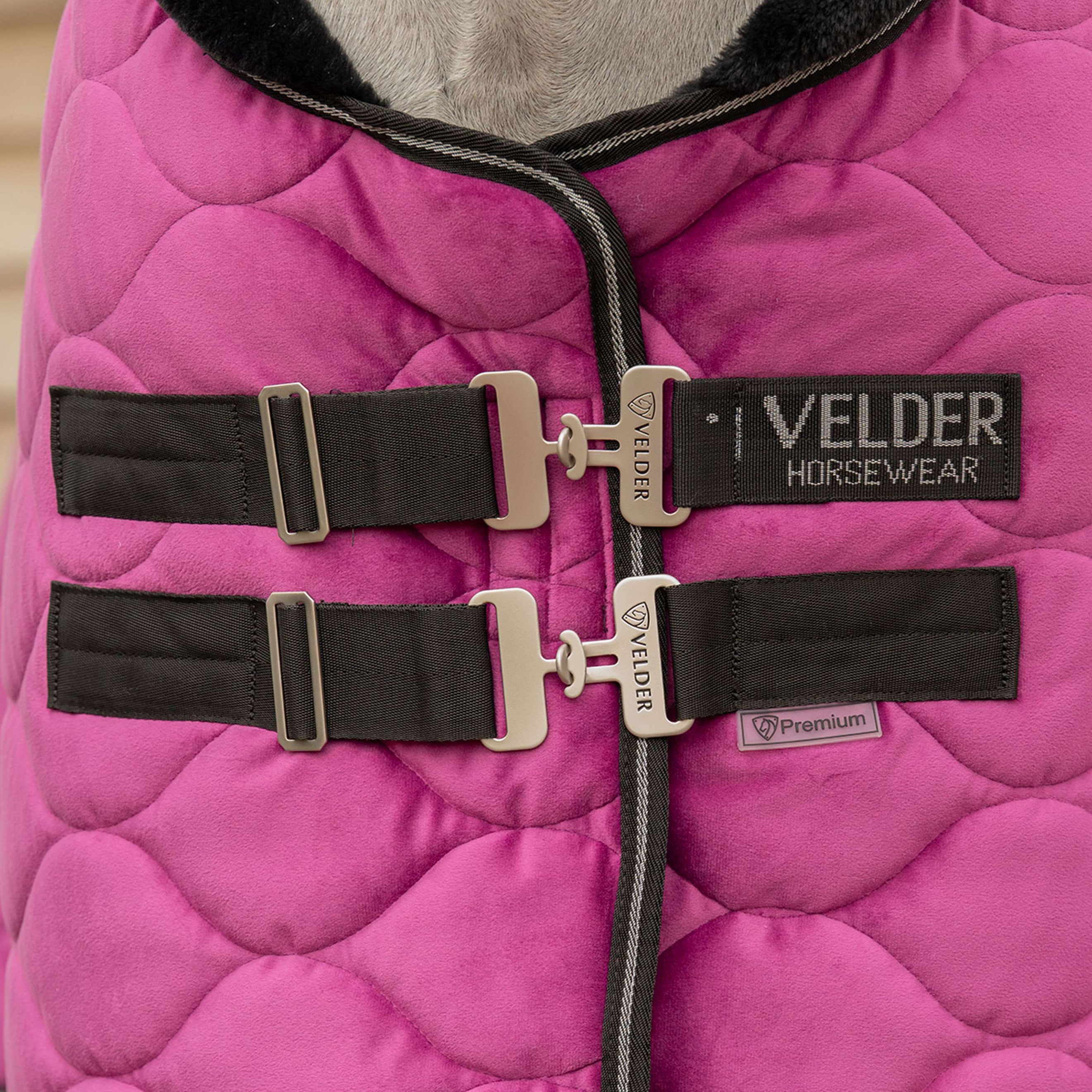 Velder Horsewear Premium Couverture de Concours Satin Glow Dutch Raspberry