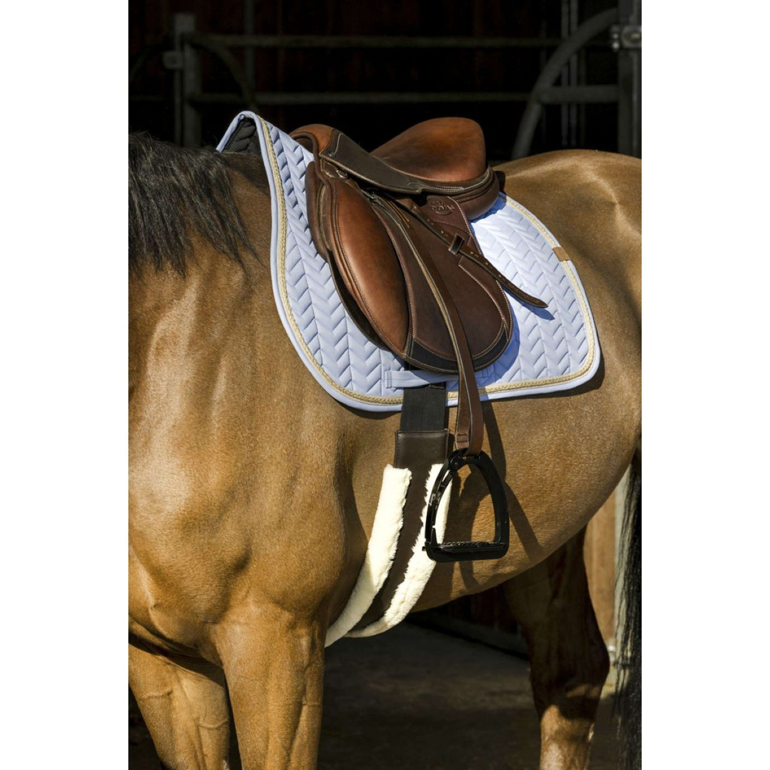 EQUITHÈME Tapis de Selle Softy Jumping Bleu clair EQUITHÈME Tapis de Selle Softy Jumping Bleu clair