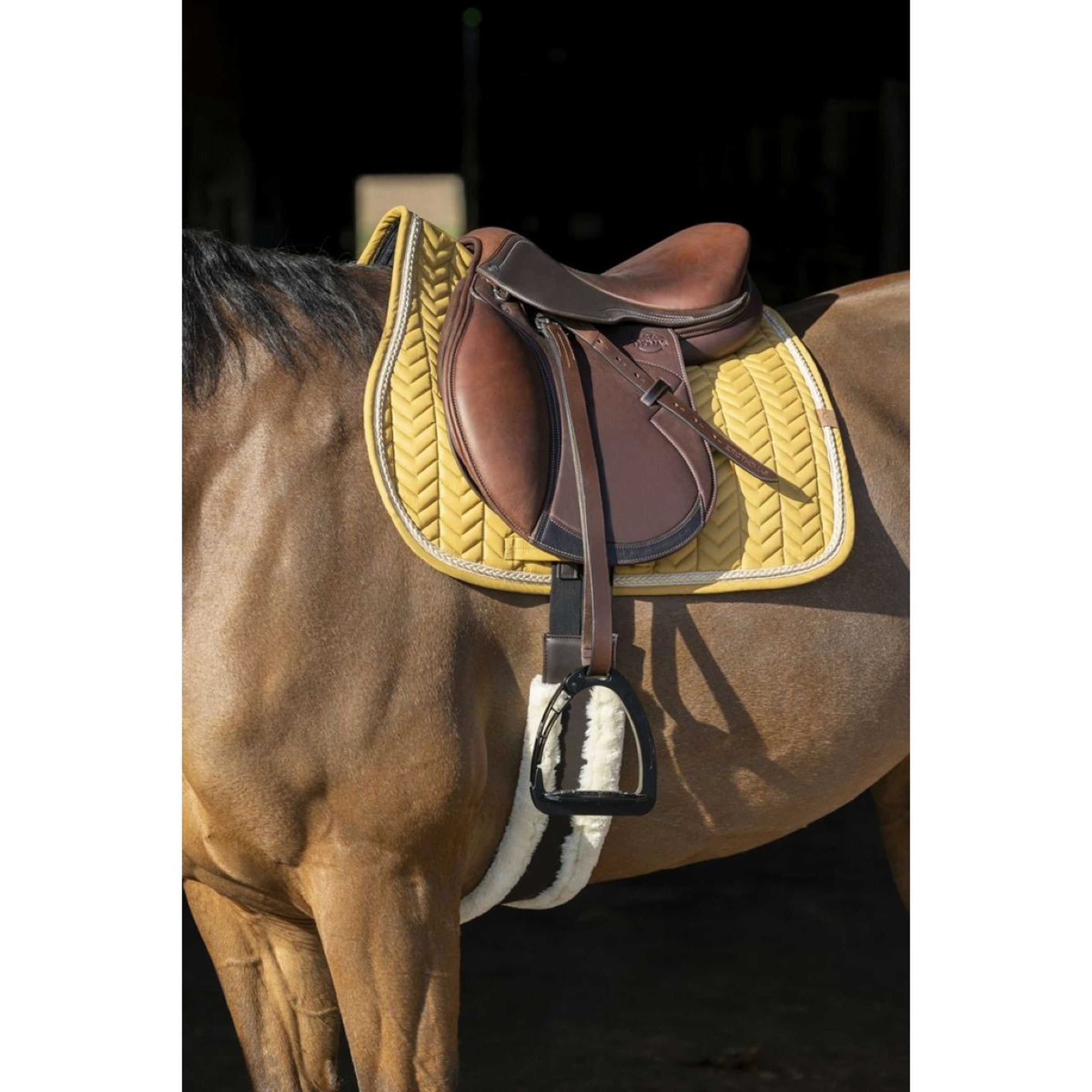 EQUITHÈME Tapis de Selle Softy Jumping Moutarde EQUITHÈME Tapis de Selle Softy Jumping Moutarde