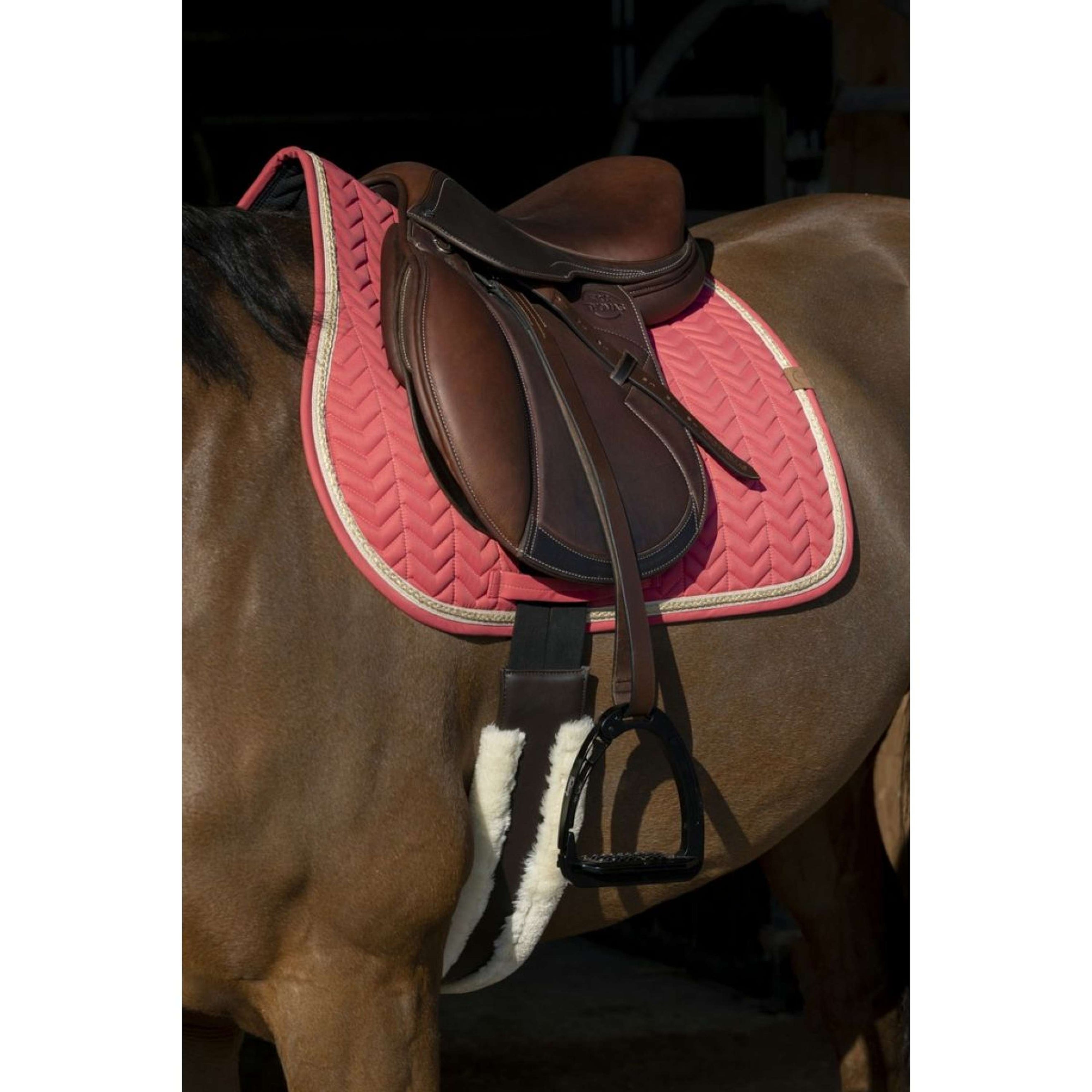 EQUITHÈME Tapis de Selle Softy Jumping Framboise EQUITHÈME Tapis de Selle Softy Jumping Framboise