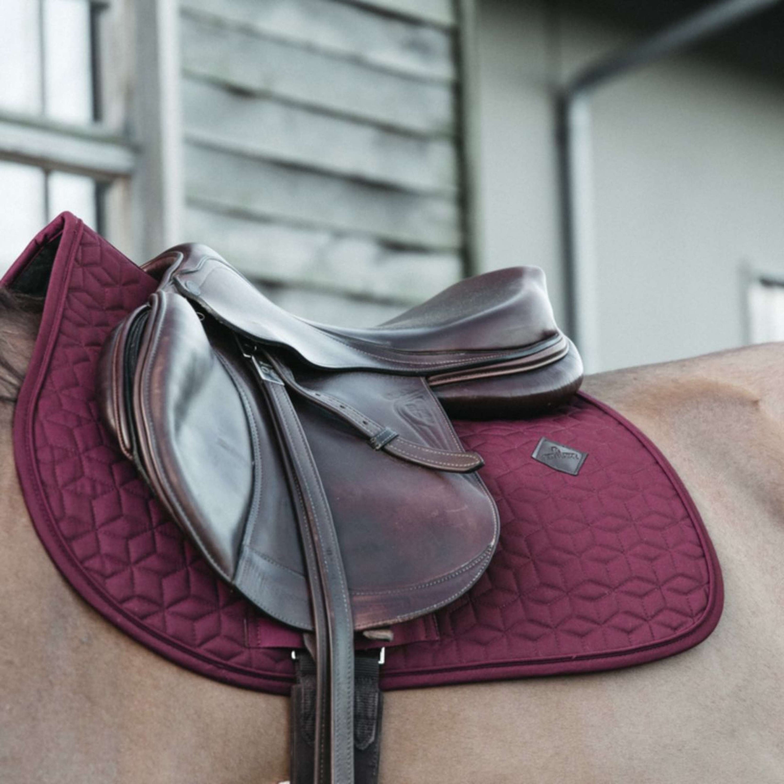 Kentucky Tapis de Selle Classic de Saut Bordeaux Kentucky Tapis de Selle Classic de Saut Bordeaux