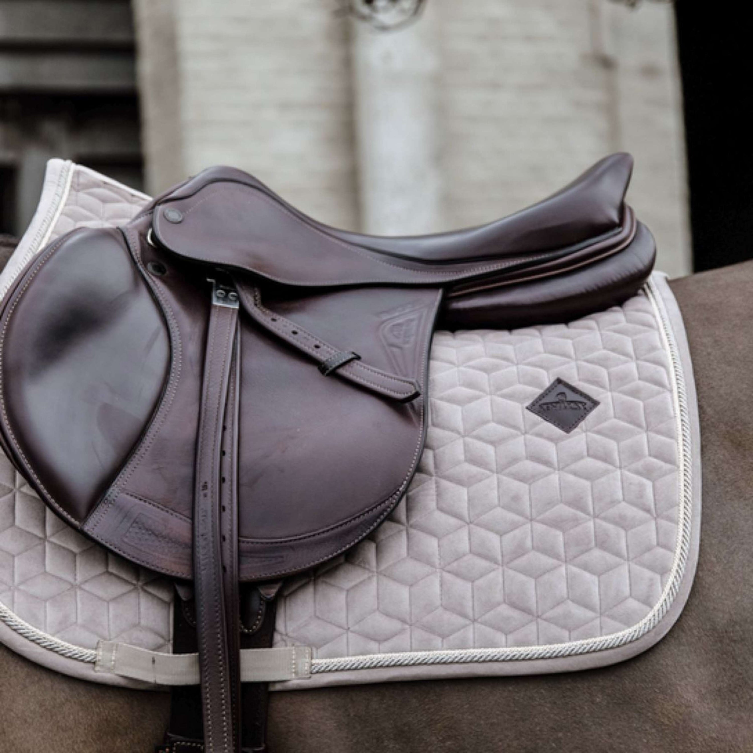 Kentucky Tapis de Selle Basic Velvet de Saut Beige Kentucky Tapis de Selle Basic Velvet de Saut Beige