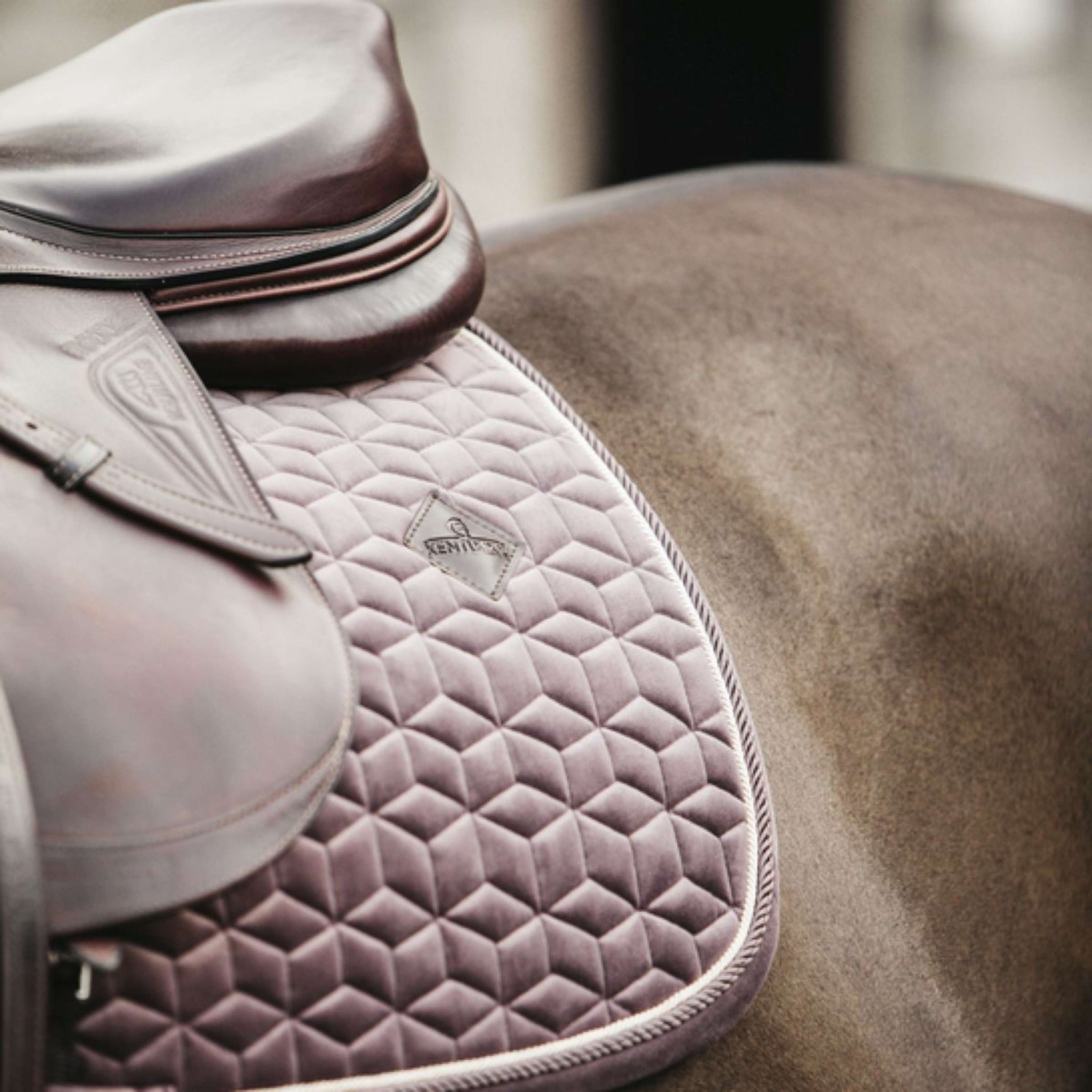 Kentucky Tapis de Selle Velvet de Saut Lilas Kentucky Tapis de Selle Velvet de Saut Lilas