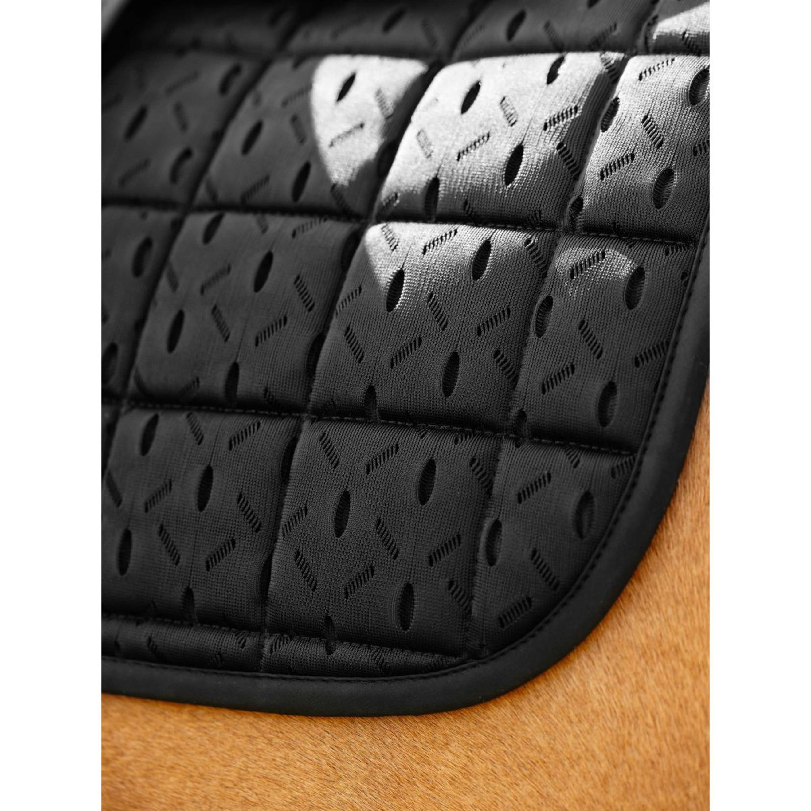 LeMieux Tapis de Selle 3D Mesh Self-Cool Square de Saut Noir LeMieux Tapis de Selle 3D Mesh Self-Cool Square de Saut Noir