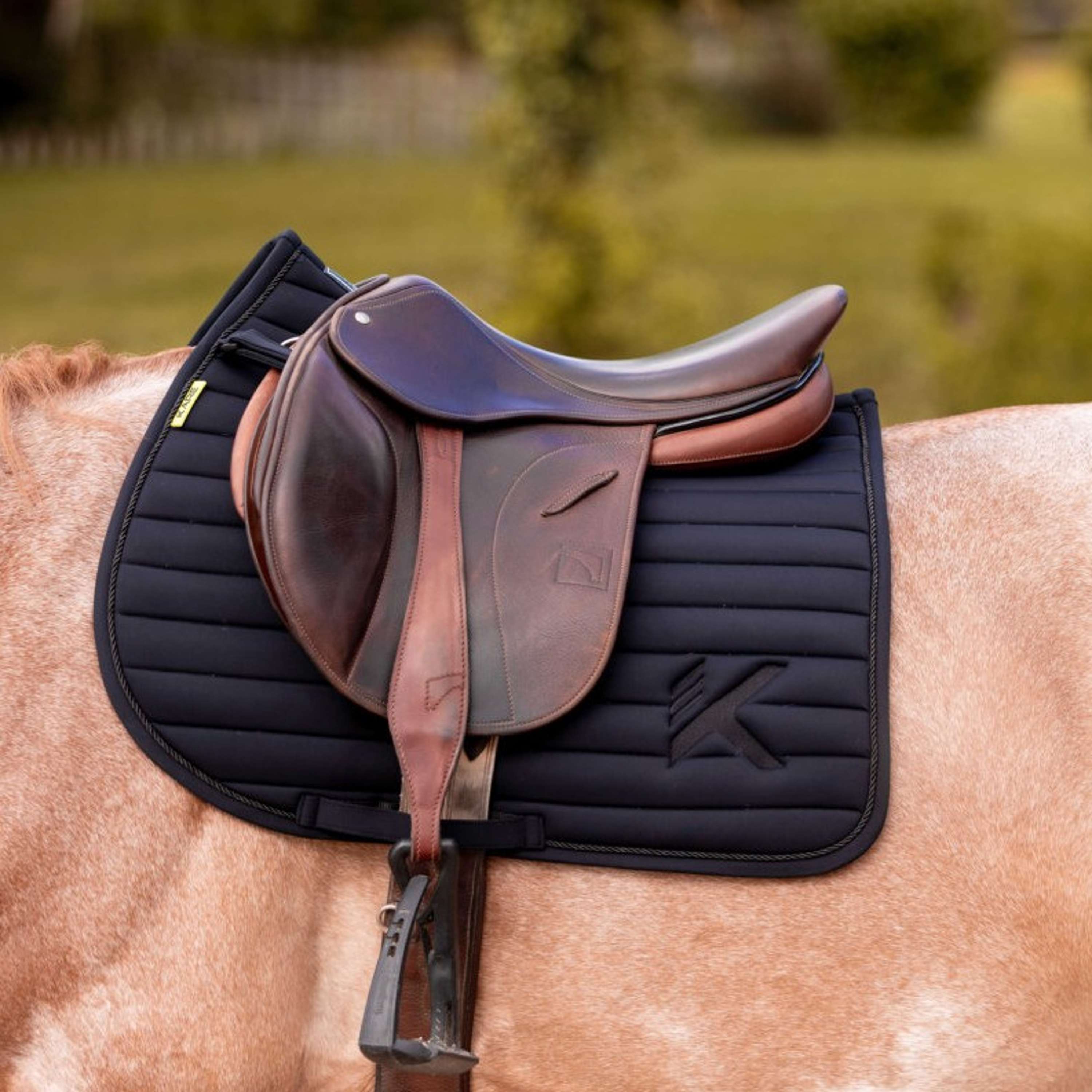 K by EQUITHÈME Tapis de Selle Triton de Saut Noir