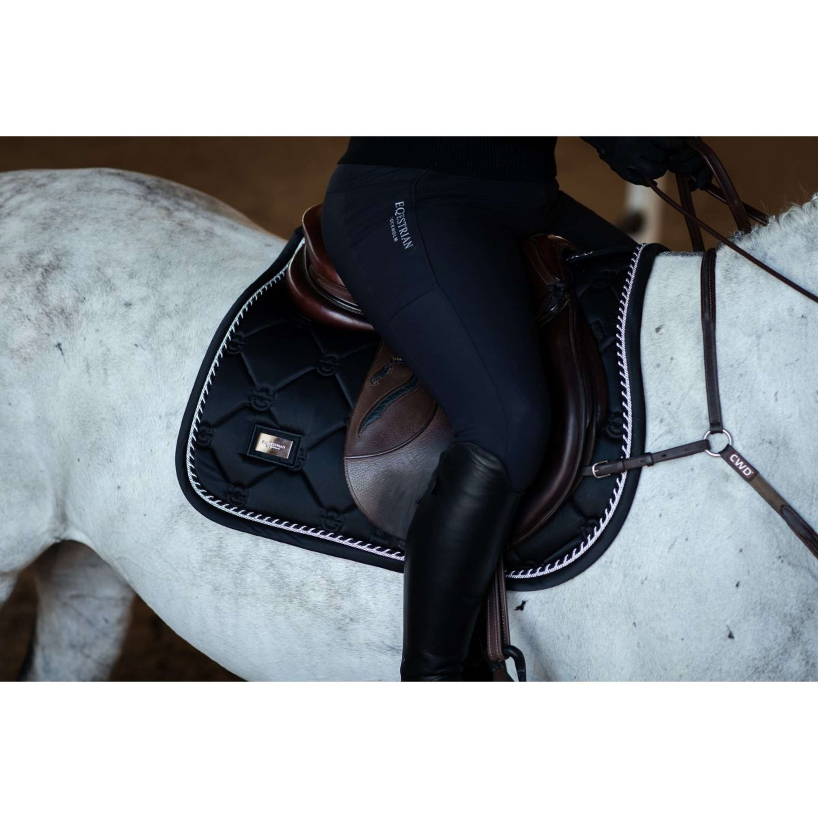Equestrian Stockholm Tapis de Selle de Saut Black Edition Equestrian Stockholm Tapis de Selle de Saut Black Edition