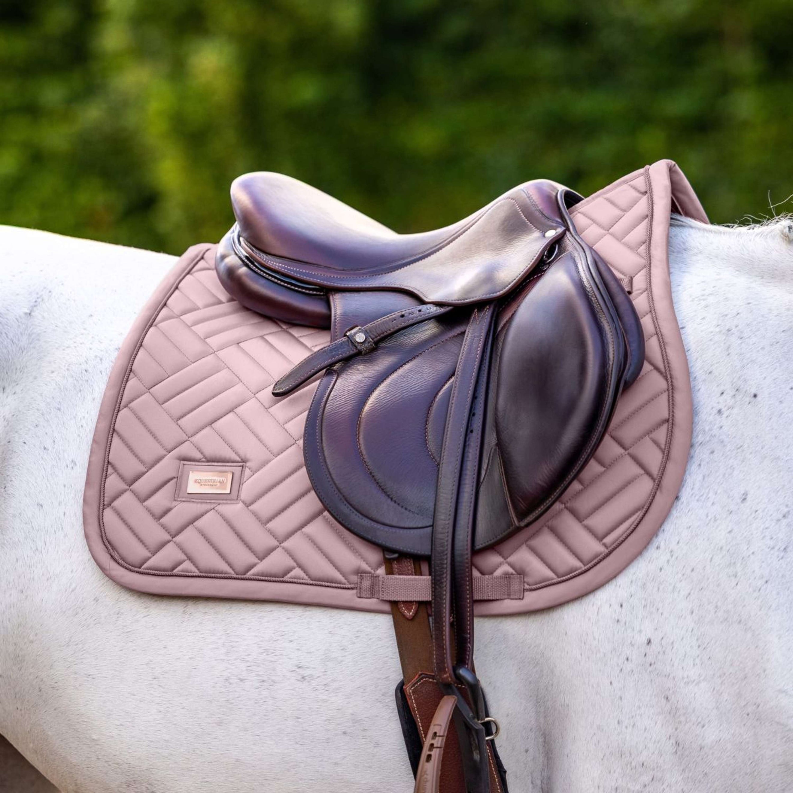 Equestrian Stockholm Tapis de Selle Modern de Saut Midsummer Blush Equestrian Stockholm Tapis de Selle Modern de Saut Midsummer Blush
