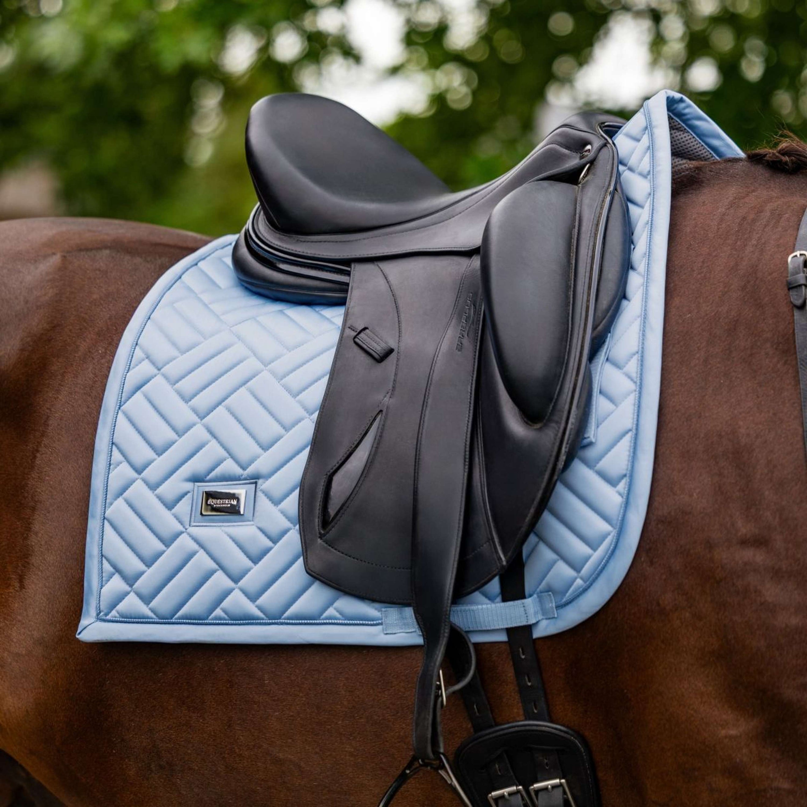 Equestrian Stockholm Tapis de Selle Modern Dressage Midsummer Blue Equestrian Stockholm Tapis de Selle Modern Dressage Midsummer Blue