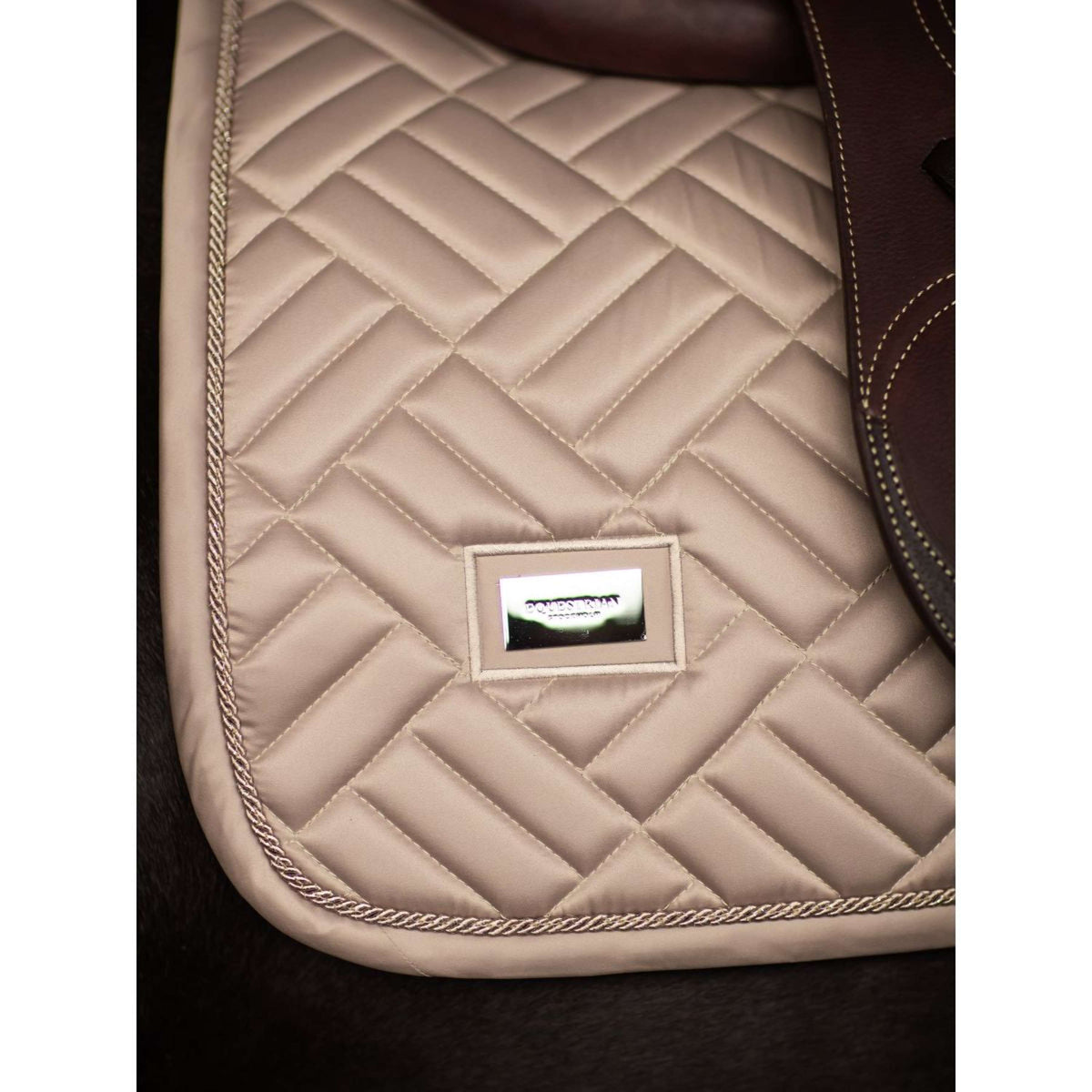 Equestrian Stockholm Tapis de Selle Modern de Saut Sable