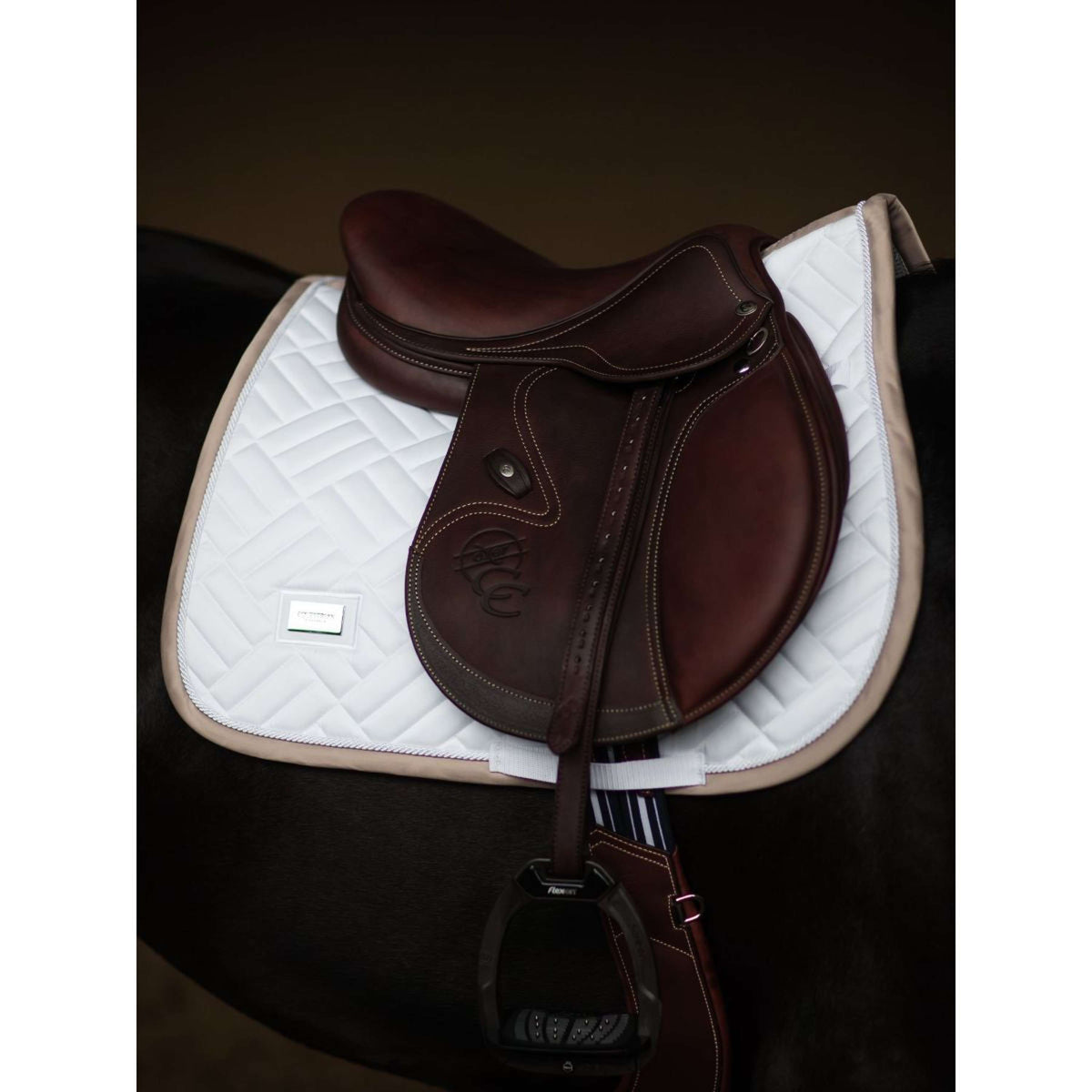 Equestrian Stockholm Tapis de Selle Modern de Saut White Sand