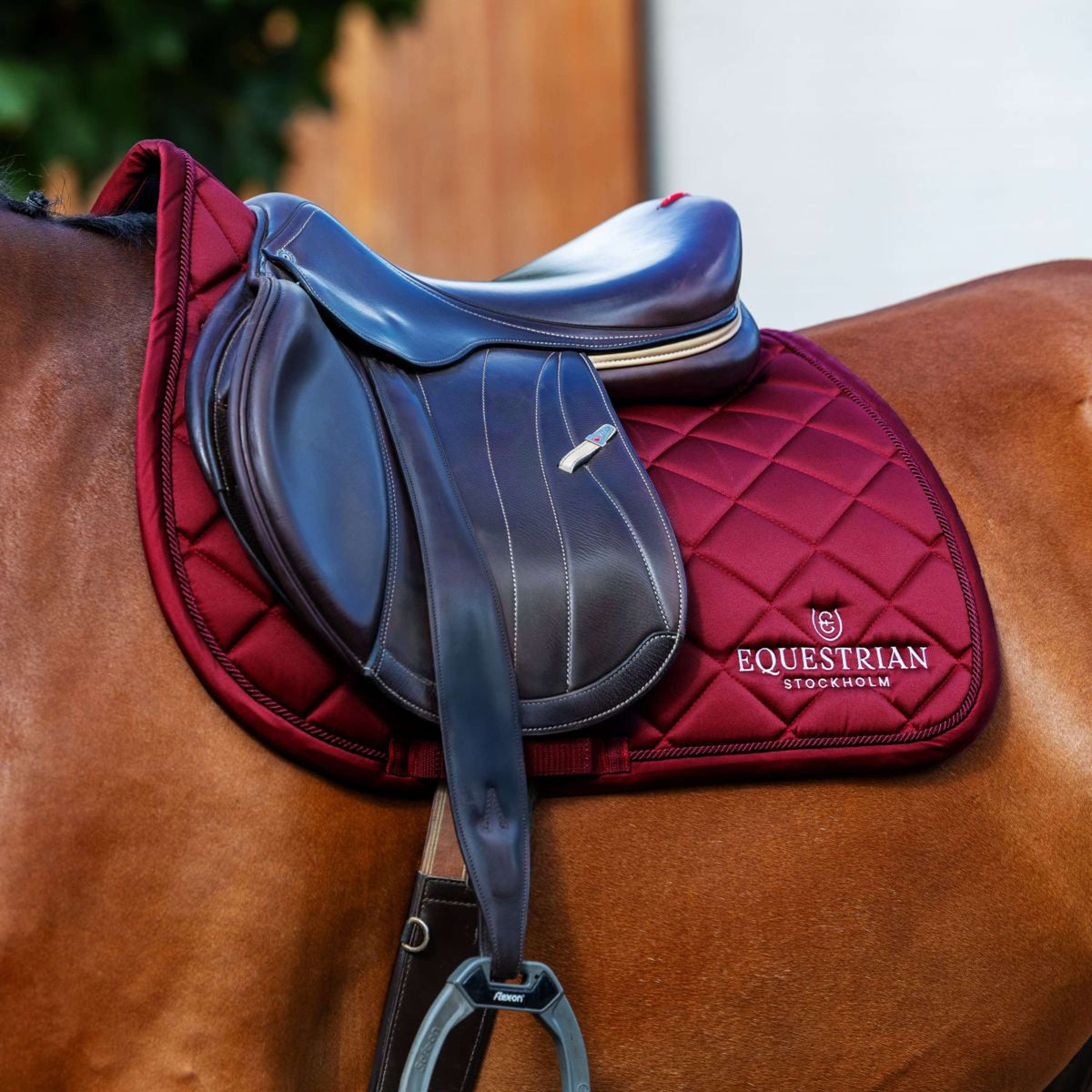 Equestrian Stockholm Tapis de Selle Line de Saut Bordeaux