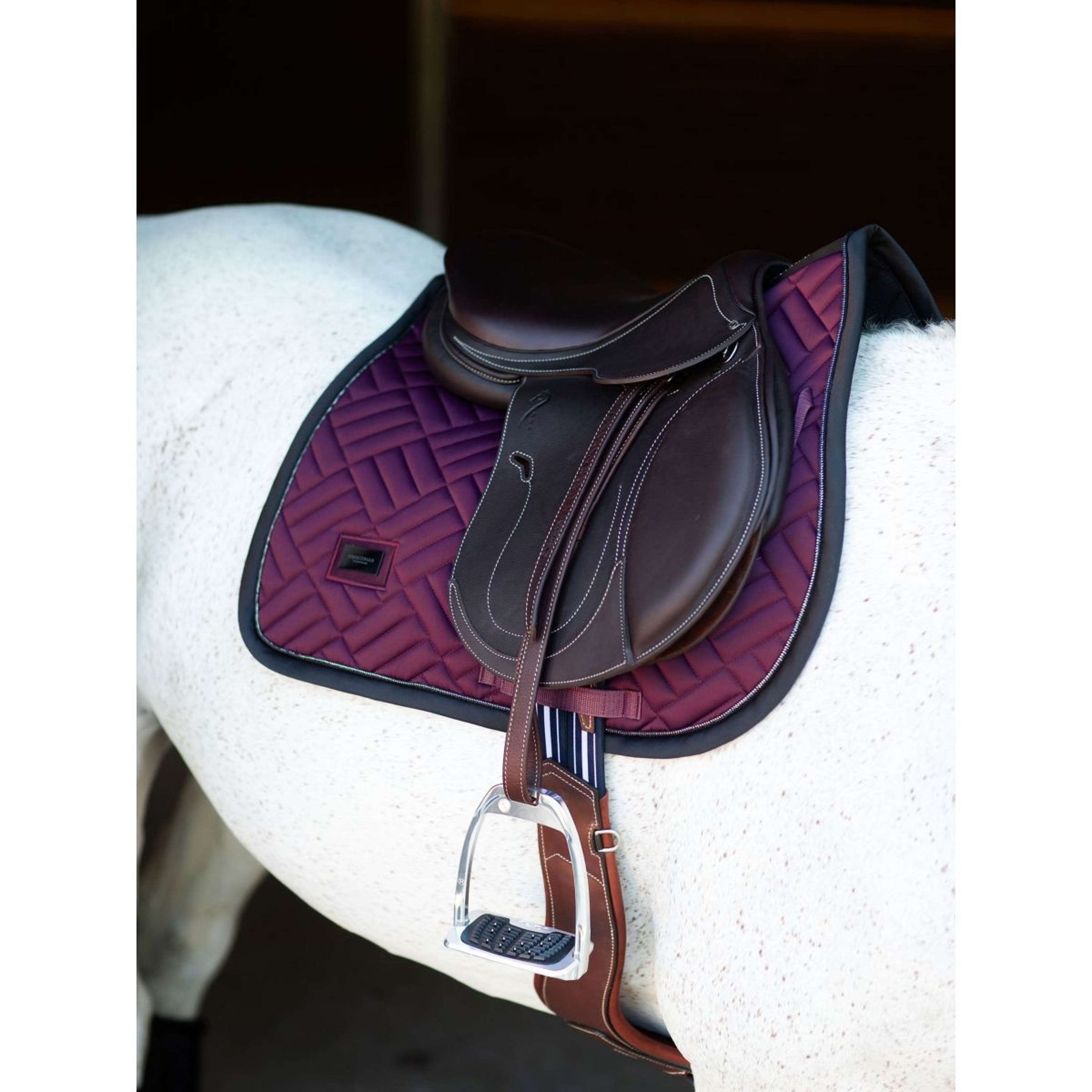 Equestrian Stockholm Tapis de Selle Modern de Saut Purple Night Equestrian Stockholm Tapis de Selle Modern de Saut Purple Night