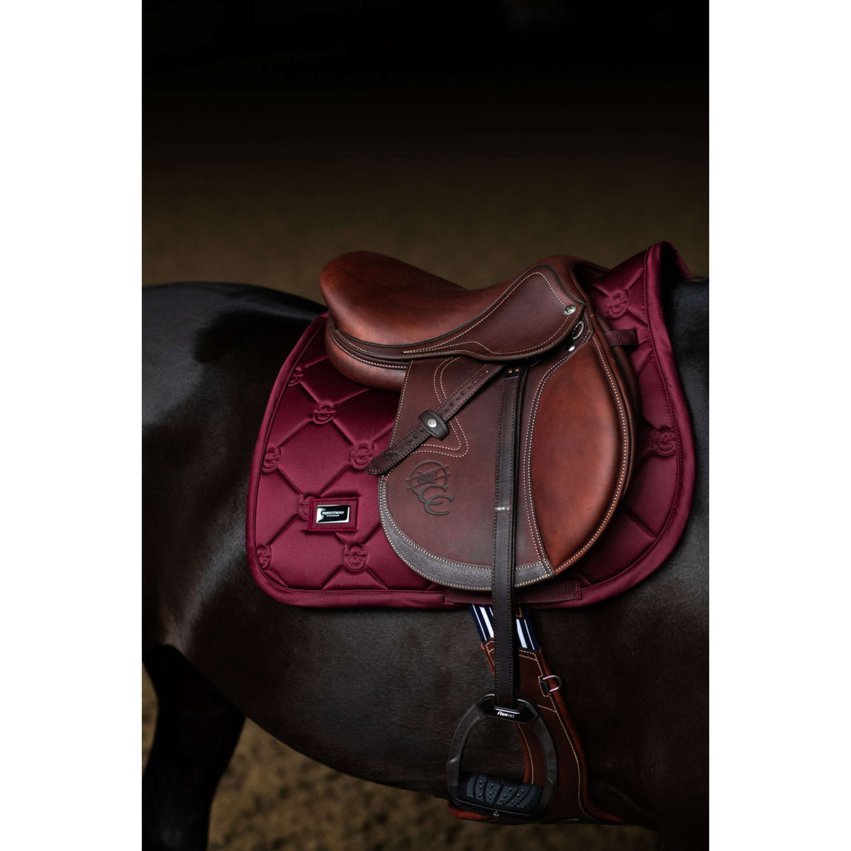 Equestrian Stockholm Tapis de Selle Satin de Saut Merlot