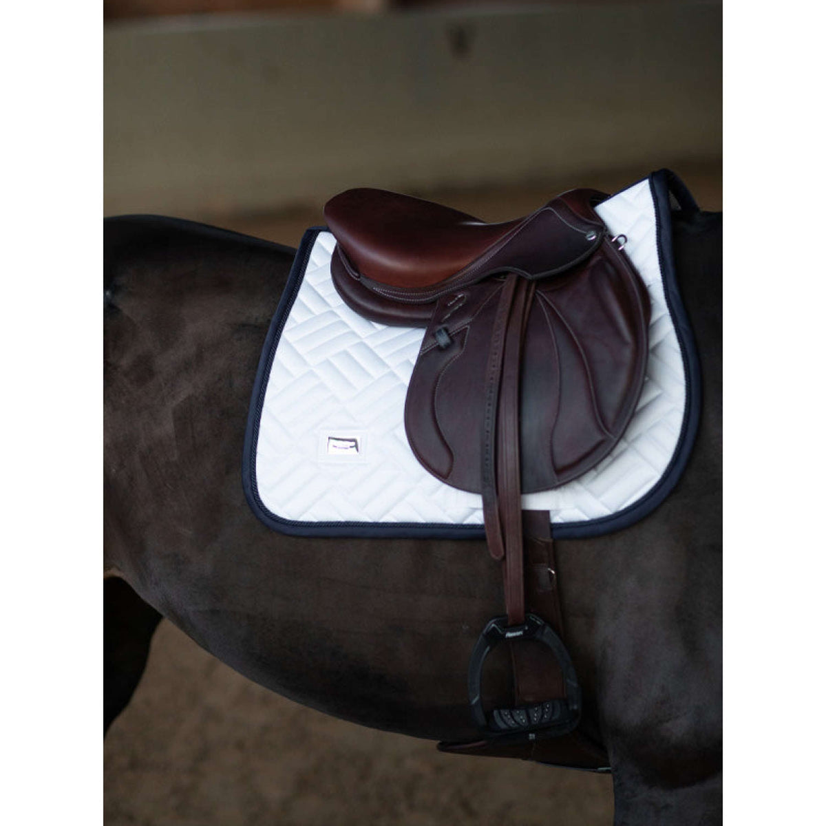 Equestrian Stockholm Tapis de Selle Modern de Saut blanc/marine