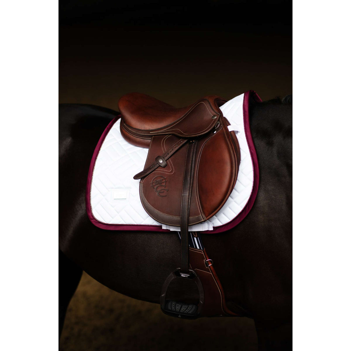 Equestrian Stockholm Tapis de Selle Modern de Saut Blanc/Merlot