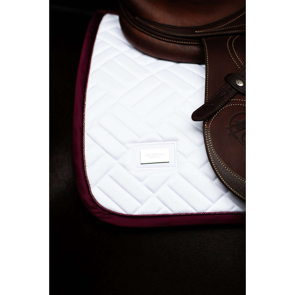 Equestrian Stockholm Tapis de Selle Modern de Saut Blanc/Merlot
