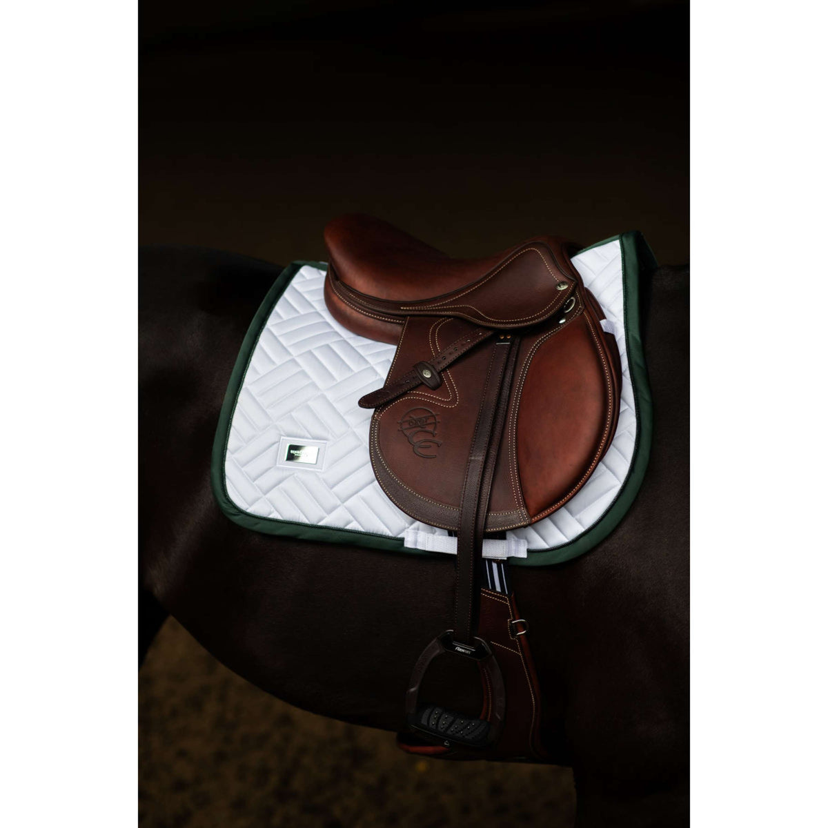 Equestrian Stockholm Tapis de Selle Modern de Saut Blanc/Sycamore Green