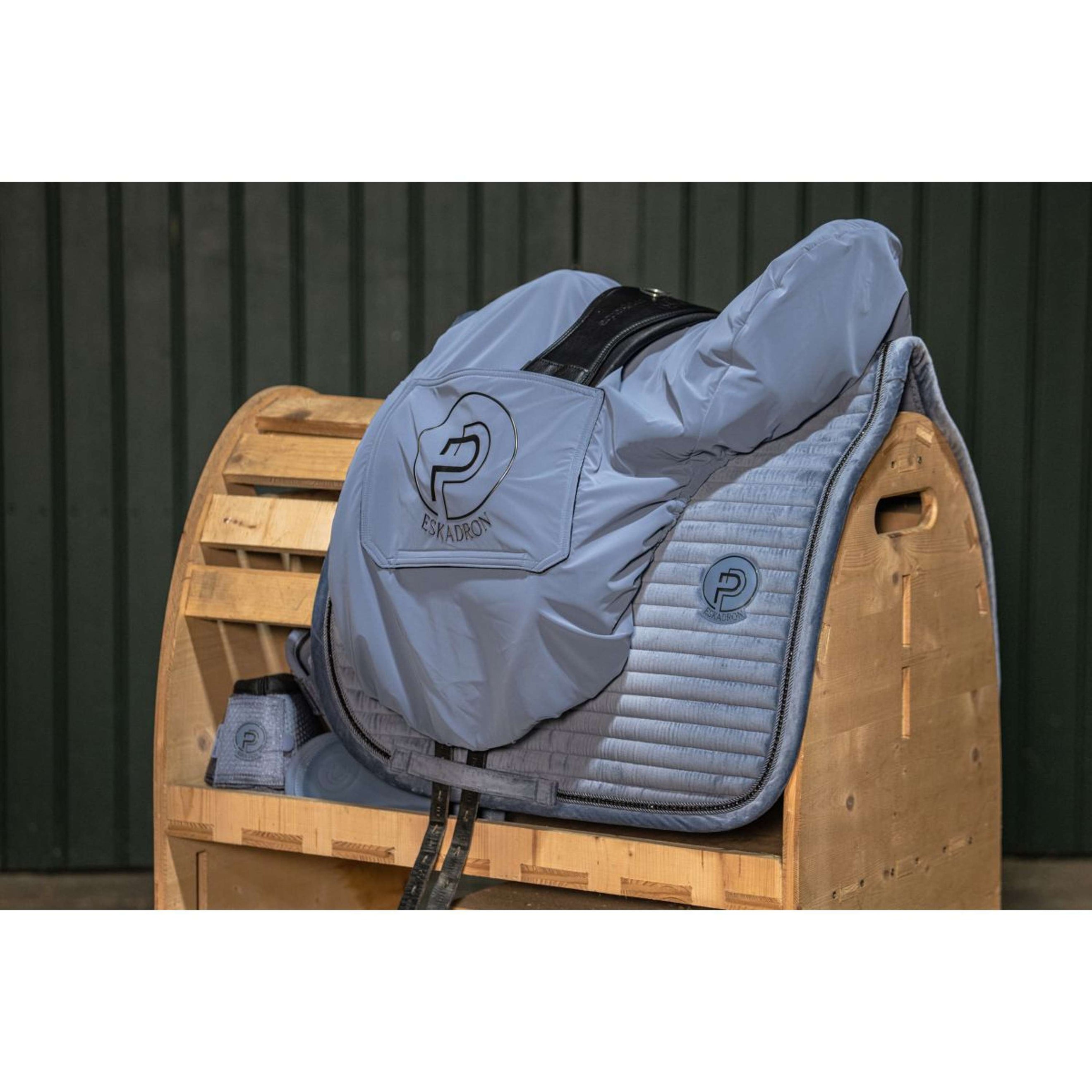 Eskadron Housse de Selle Platinum '26 Silk Slate Blue Eskadron Housse de Selle Platinum '26 Silk Slate Blue