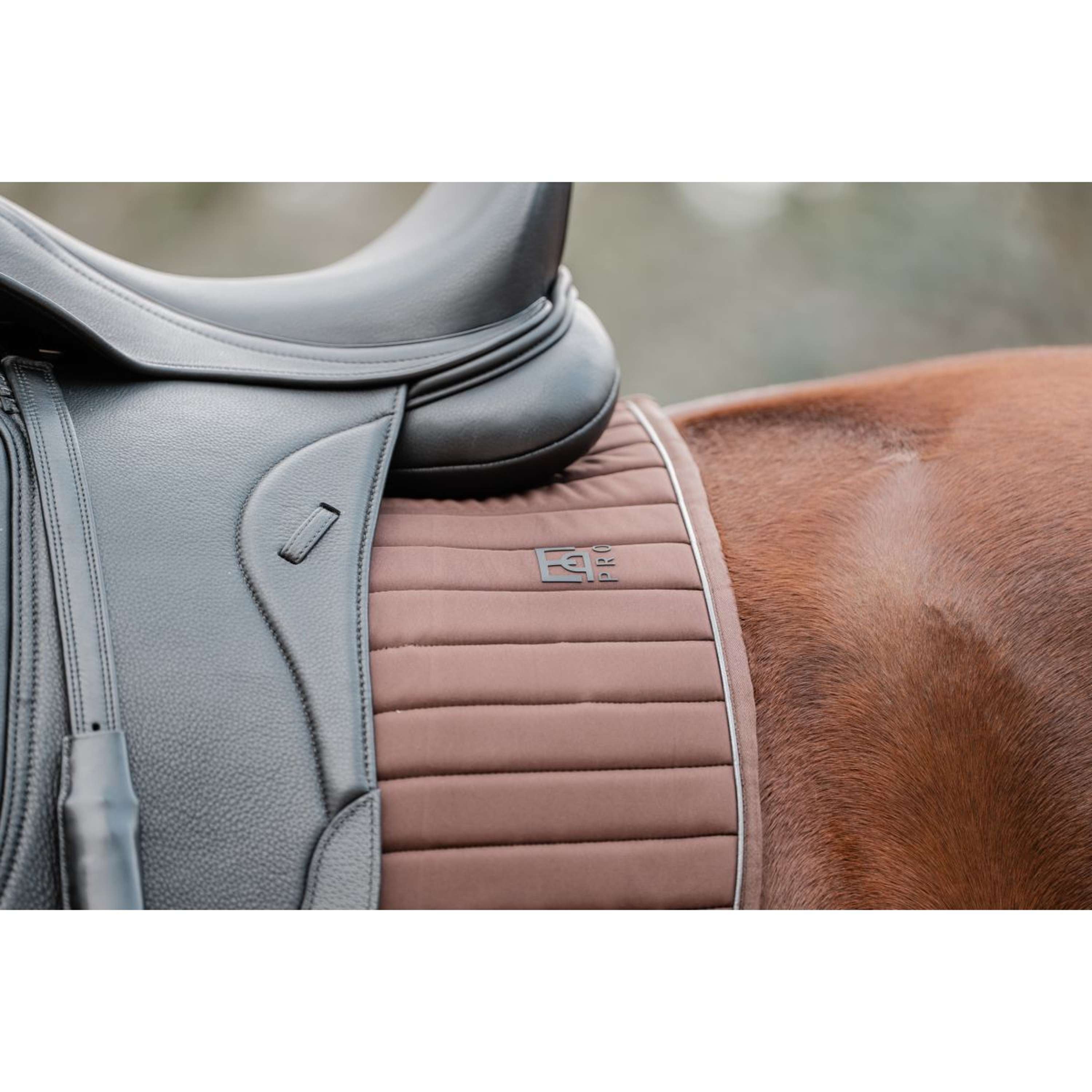 EQPRO Tapis de Selle Softshell Dressage Chocolat