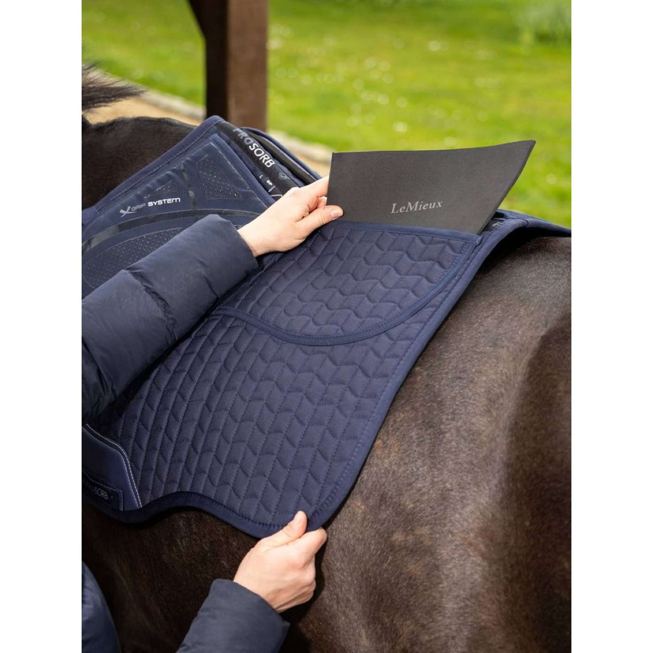 LeMieux Tapis de Selle Prosorb Plain 2 Pocket Polyvalent Marin LeMieux Tapis de Selle Prosorb Plain 2 Pocket Polyvalent Marin