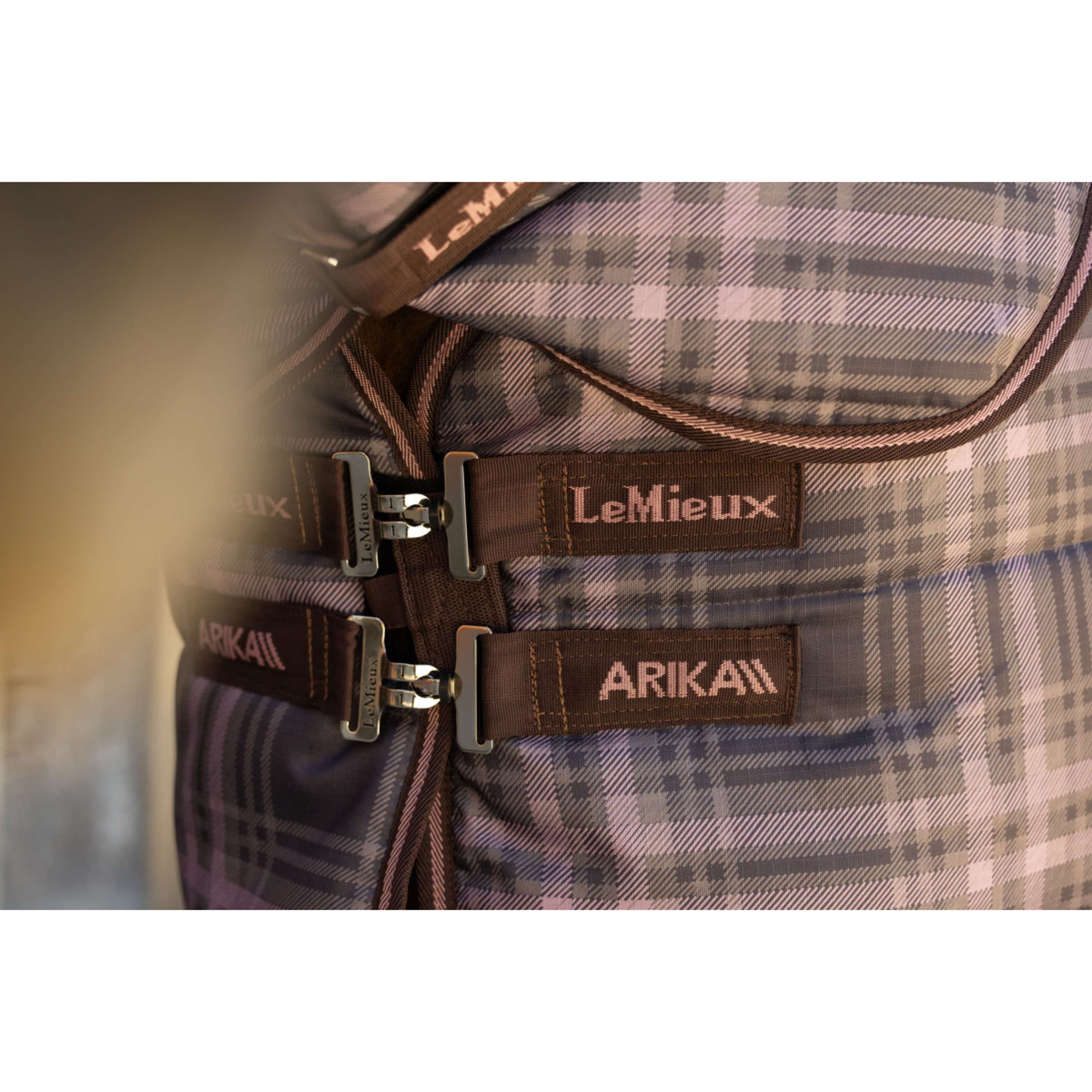 LeMieux Couverture d'Écurie Arika Heritage Check with Neck 200g Cocoa