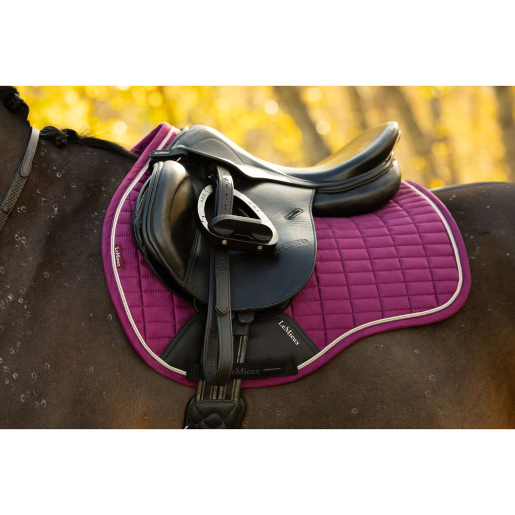 LeMieux Tapis de Selle Suede Square Polyvalence Blackberry