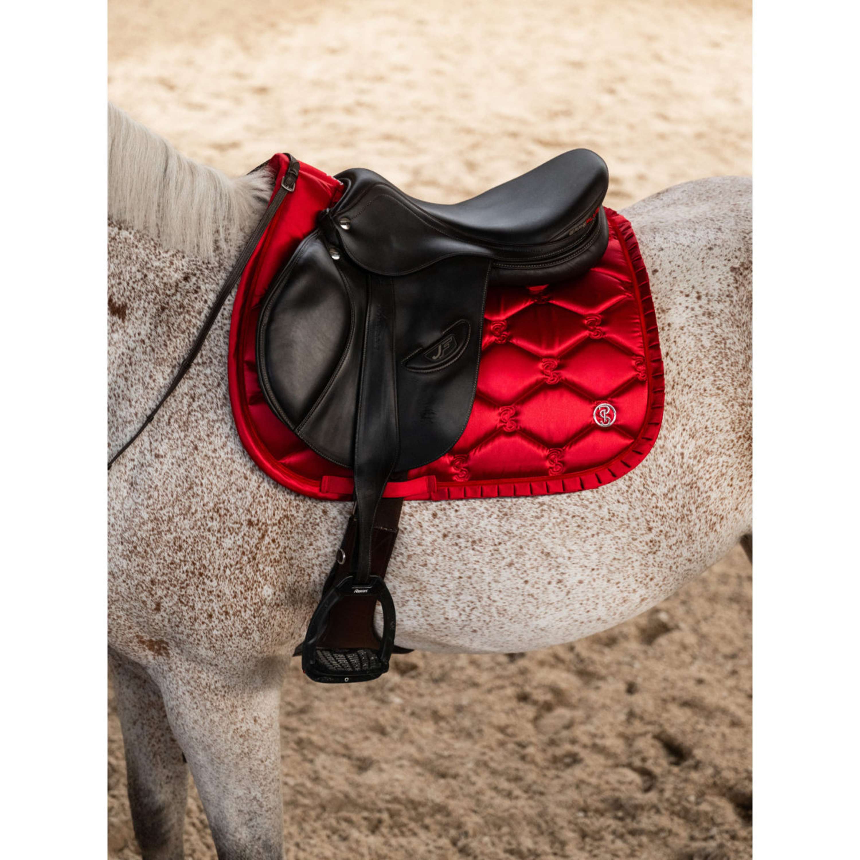PS of Sweden Tapis de Selle Ruffle de Saut Cranberry Red